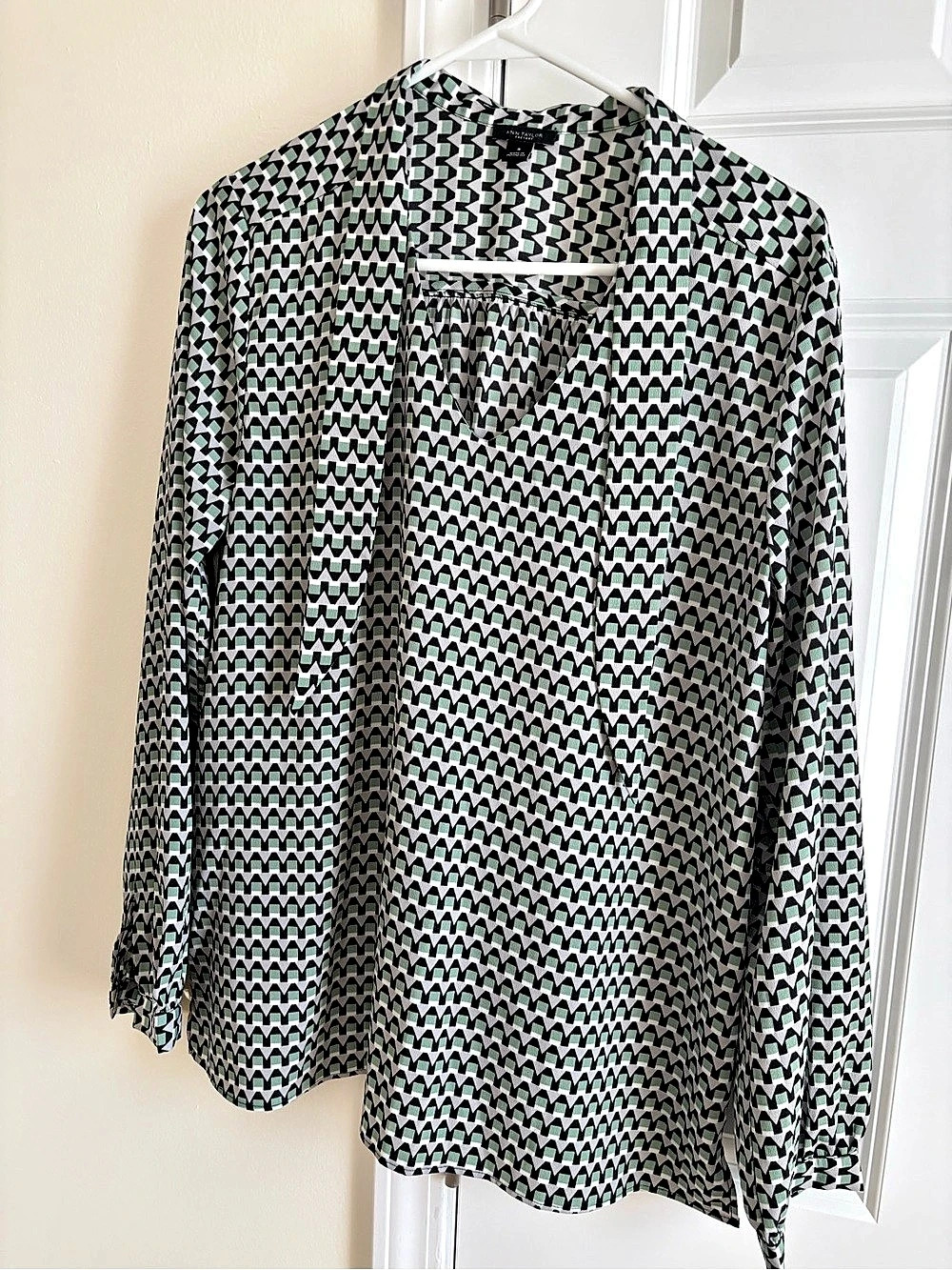 Ann Taylor Factory Geometric Blouse in Black & Green Medium Long Sleeve VNeck LN